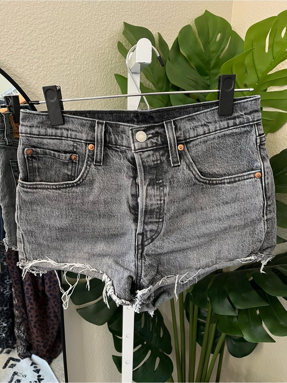 🖤 Levi’s 501 Black Wash Distressed Cutoff Shorts Sz W27